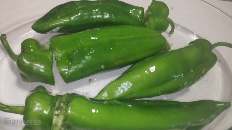 pebrots verds crus en una safata de forn