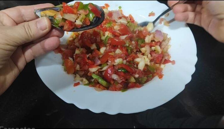 omplint els musclos amb l'ajuda d'una cullereta