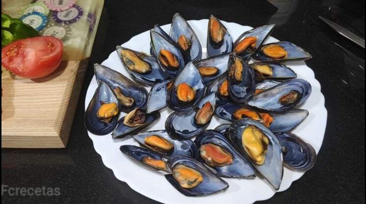 en un plat musclos cuits al vapor amb només una closca