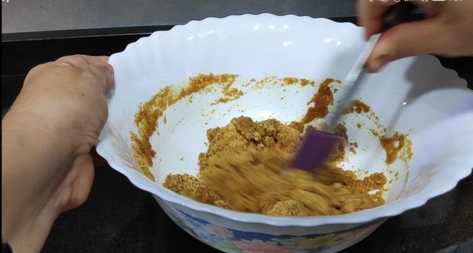 en un bol mezclando la galleta con la mantequilla