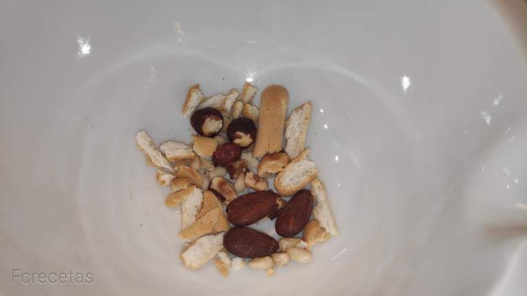 avellanas y almendras en el mortero