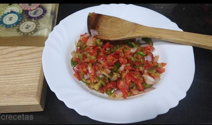 plat amb la ceba i el pebrot trossejat reservat per preparar la pipirrana