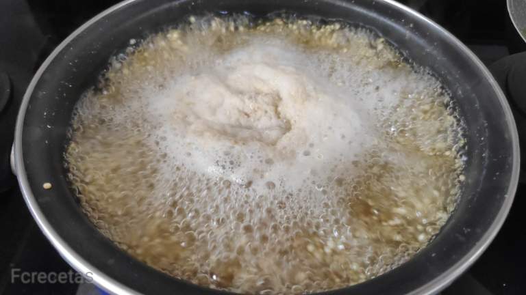 agua hirviendo en una cazuela con quinoa