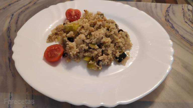 un plato de quinoa con verduras