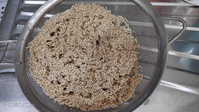 quinoa lavada en un escurridor