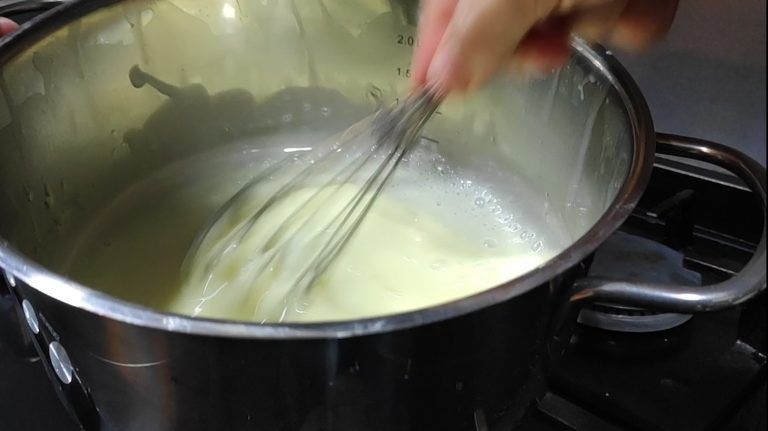 removiendo la gelatina con varillas manuales