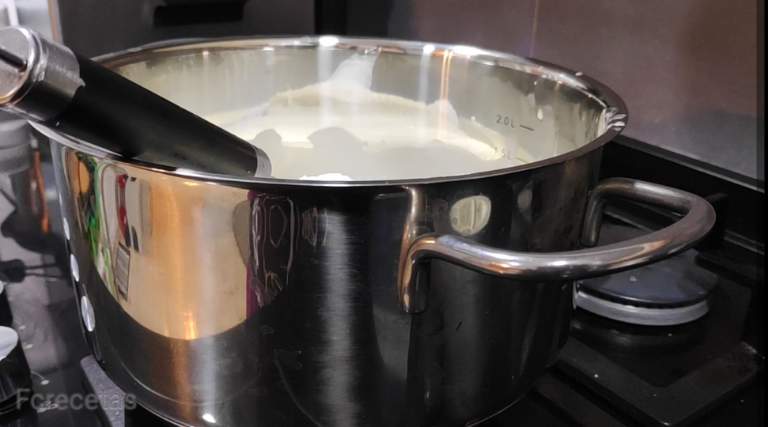 removiendo la nata en una cazuela al fuego