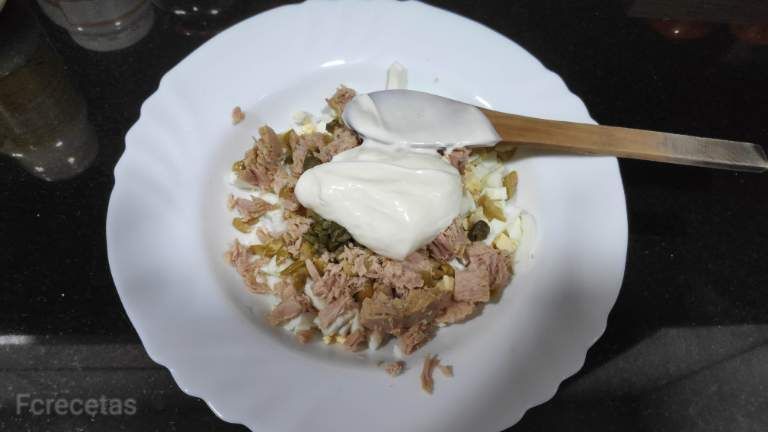 añadimos al relleno sal, y mayonesa