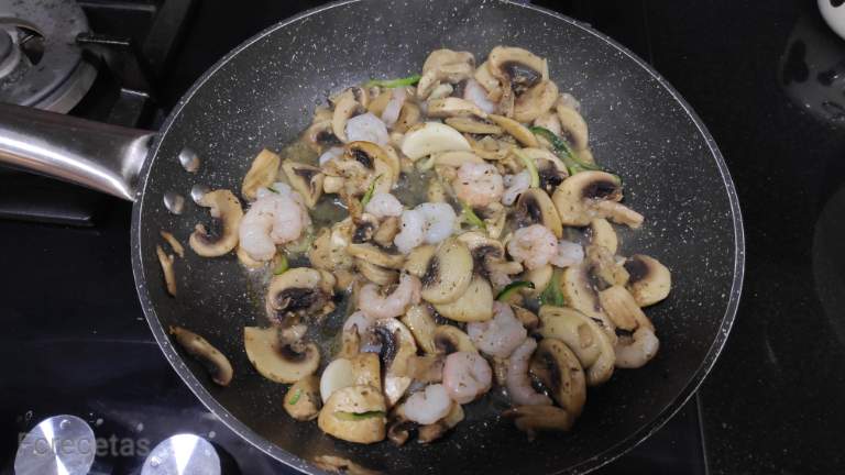 en la sartén champiñones y gambas