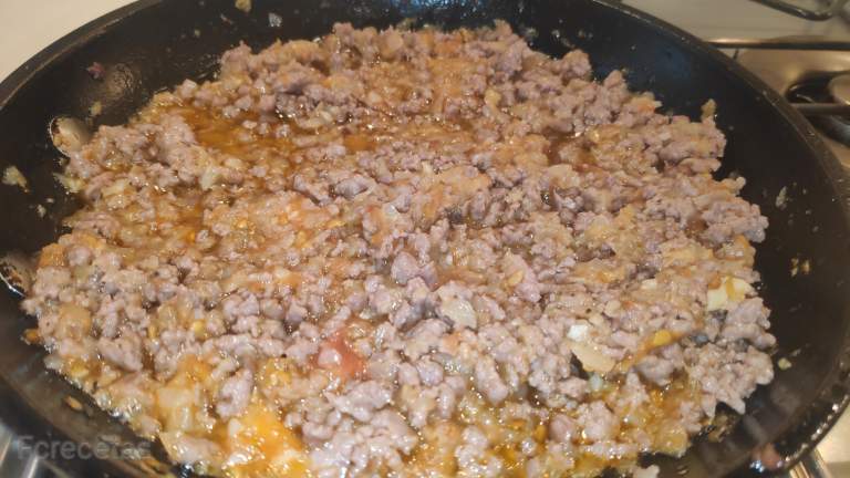 tomàquet afegit al sofregit dels pebrots per al farcit
