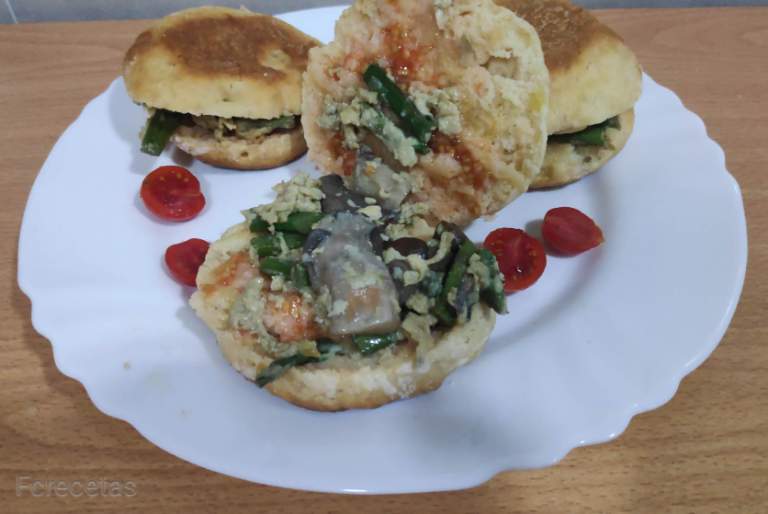 Tres panecillos de yogur con revuelto de huevos