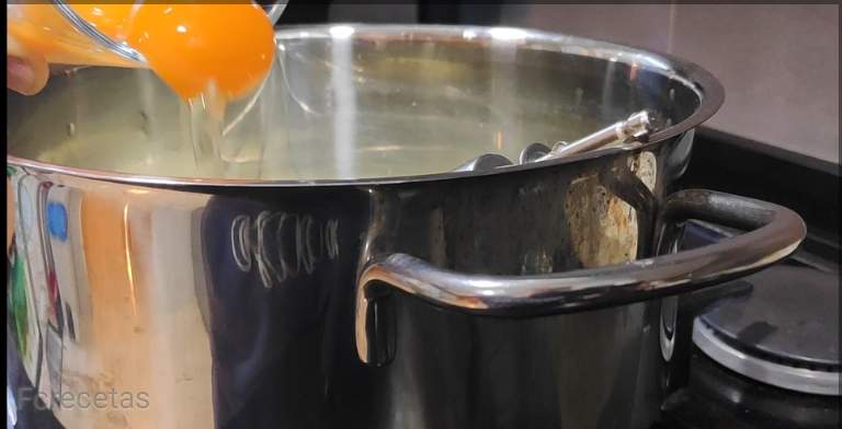 yema de huevo añadida a la cazuela para la preparación del lemon curl