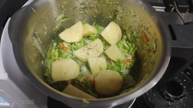 patata añadida a la jarra