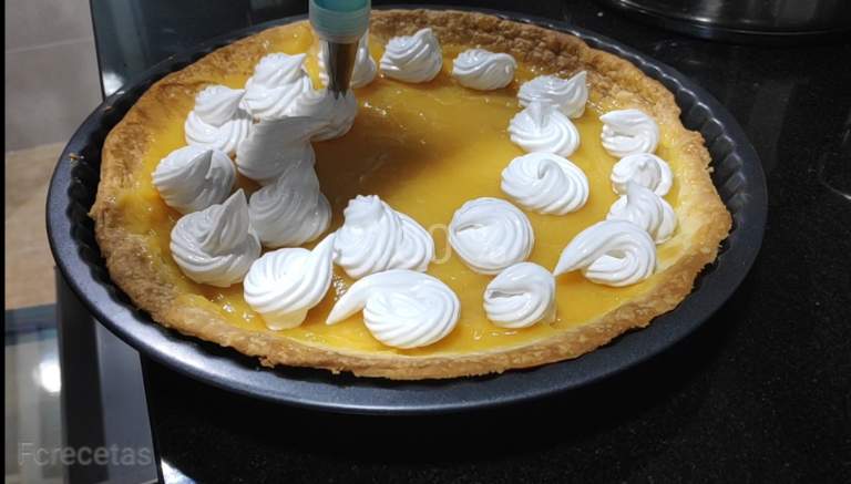 adornando con merengue la lemon pie