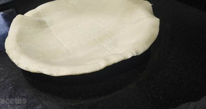 masa quebrada colocada en el molde de la tarta