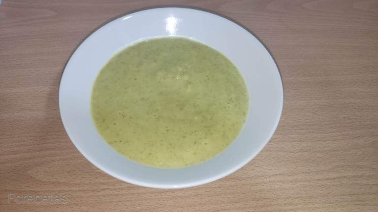 crema de brocoli en un plato blanco