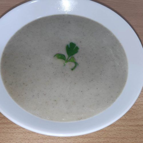 crema de champiñones en un plato blanco