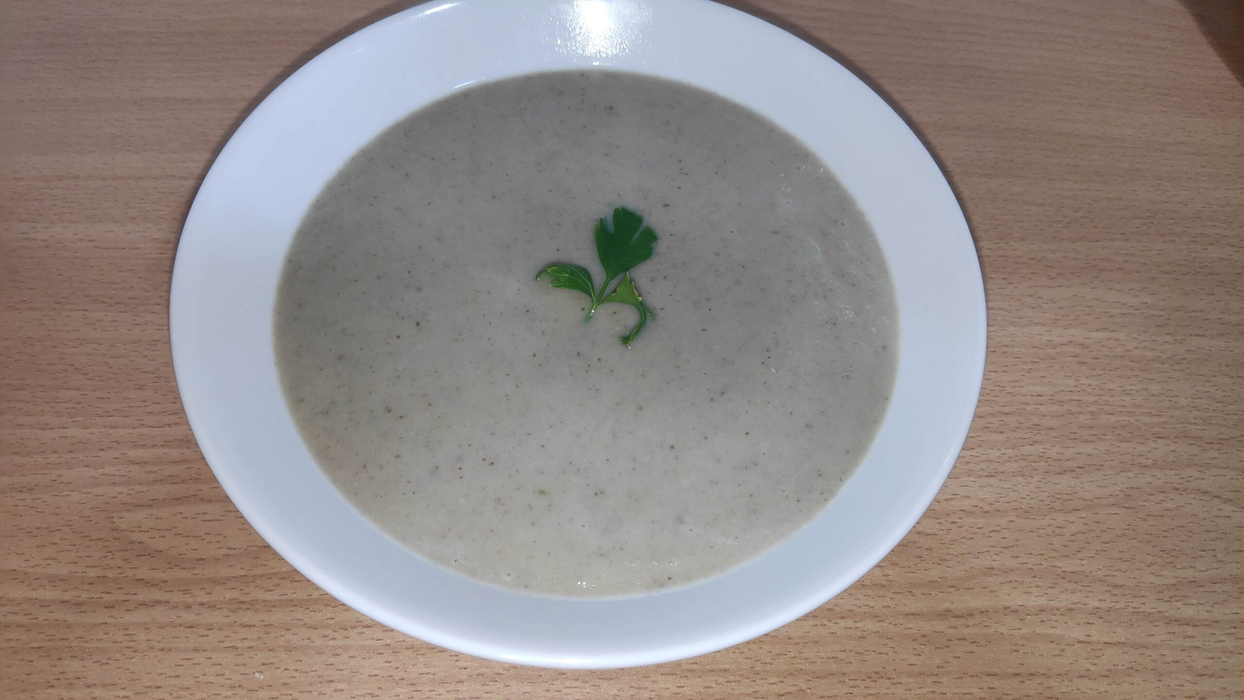 crema de champiñones en un plato blanco