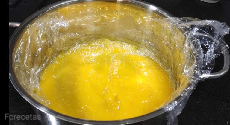 crema de limón con film transparente en su superficie.