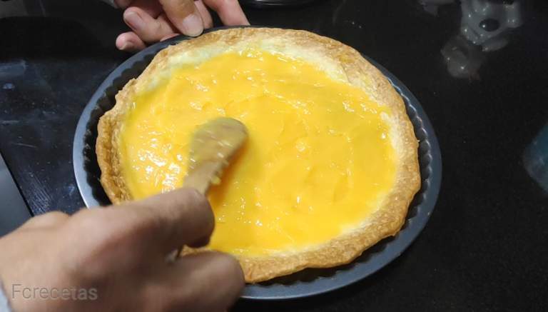 añadiendo lemon curl a la masa quebrada