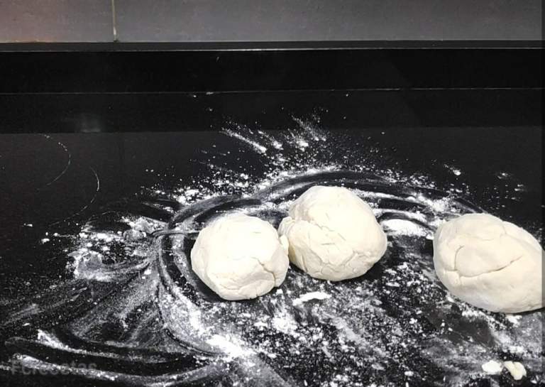 Tres bolas de masa en el mármol