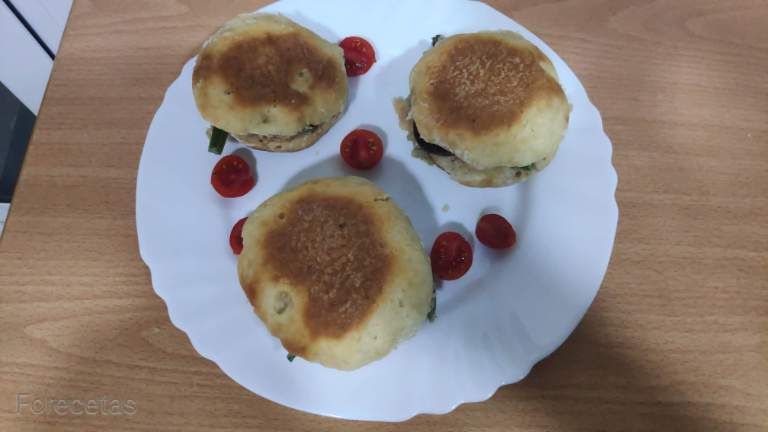 En un plato tres panecillos de pan de yogur