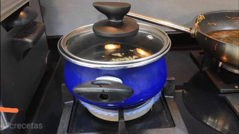 una cazuela con caldo al fuego