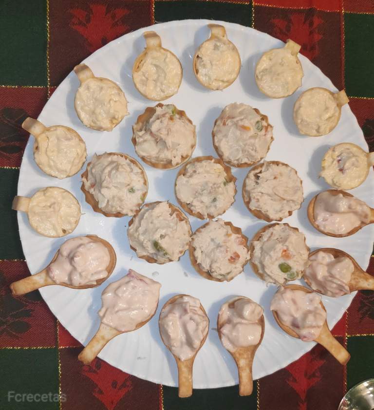 canapes de tartaletas y cucharillas con distintas ensaladillas