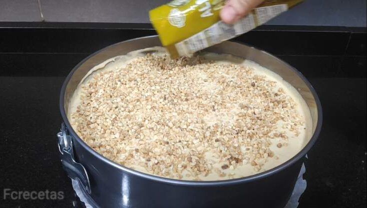 afegim crocantí d'ametlles a la superfície del pastís