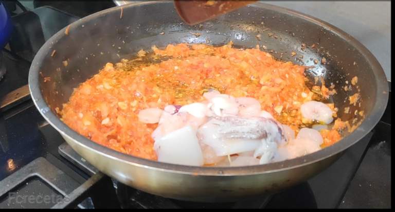 sartén con gamba y calamar añadido
