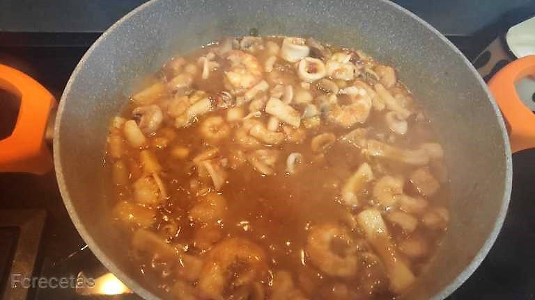 añadido a la cazuela las gambas , el calamar y la sepia