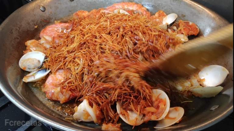 fideos añadidos a la sartén anterior