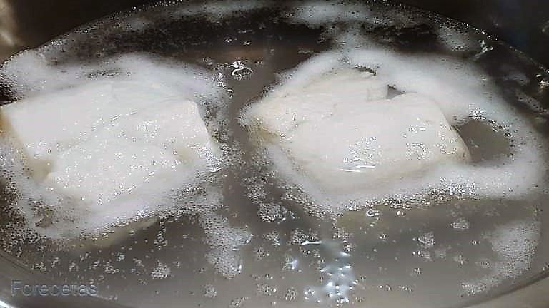 dos trossos de bacallà a la cassola amb aigua