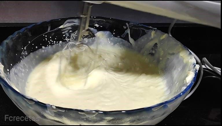 batiendo la mezcla con un batidor