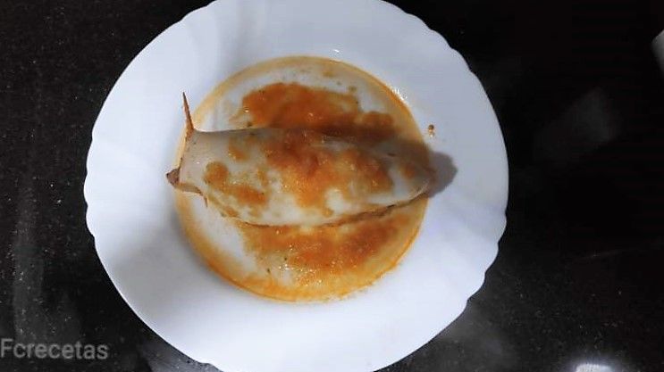calamar farcit de carn amb salsa