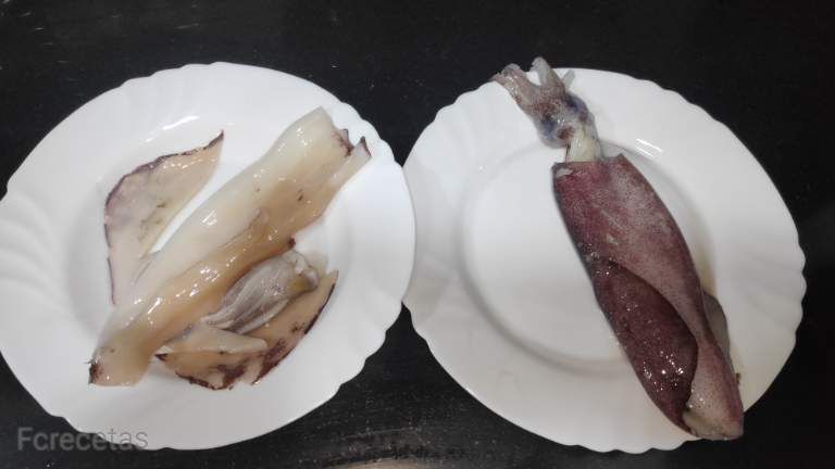 Dos plats, un calamar net i un altre abans de netejar