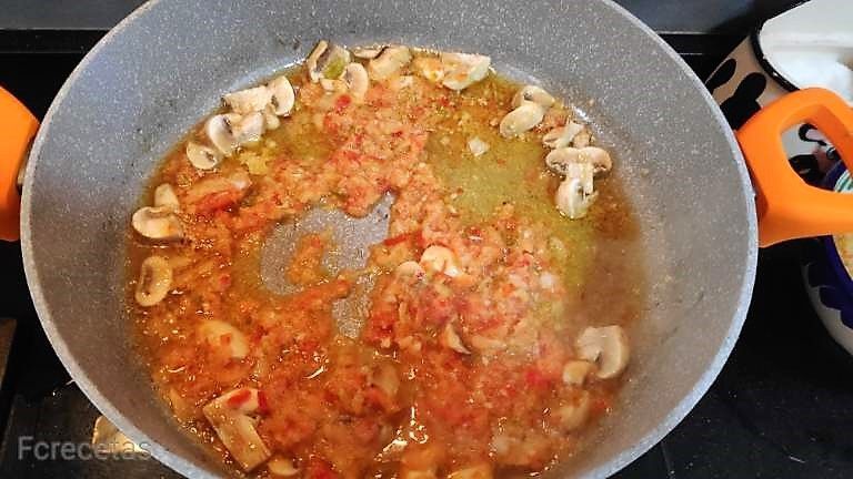 cebolla, tomate y champiñones en la cazuela