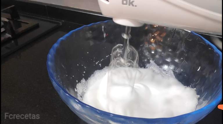 clares a punt de neu pas de la preparació de la mousse de torró