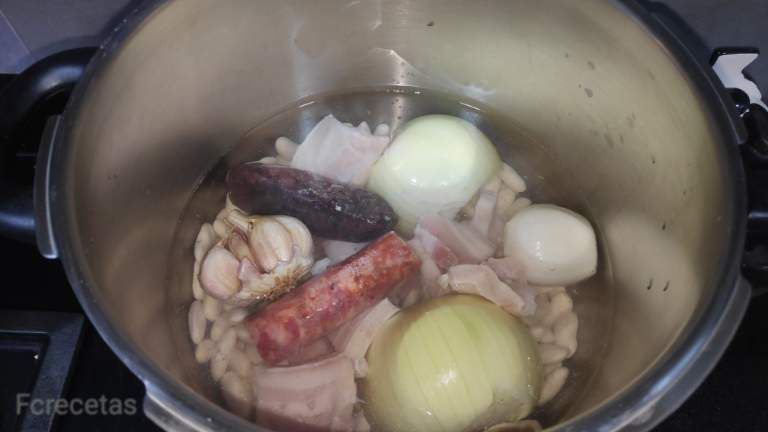 En la olla con agua, las fabas y demás ingredientes