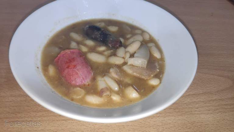 un plat amb faves asturianes