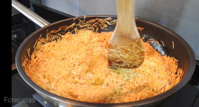fideos en la sartén