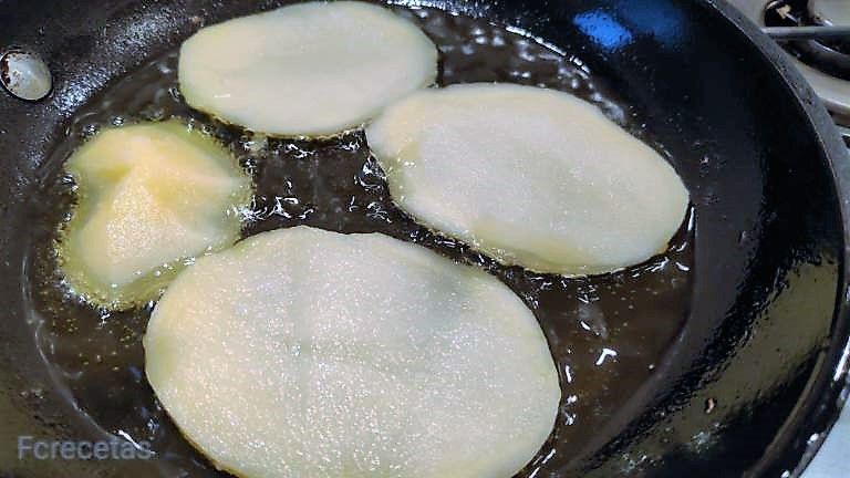 rodanxes de patata fregint-se