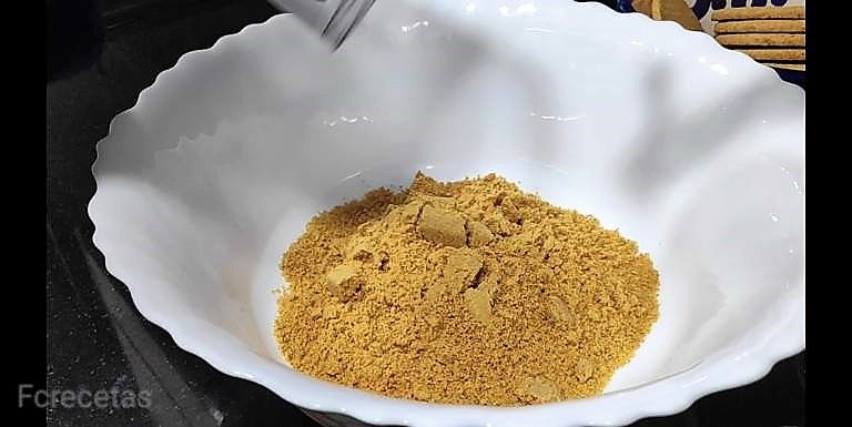 galleta picada en un recipiente