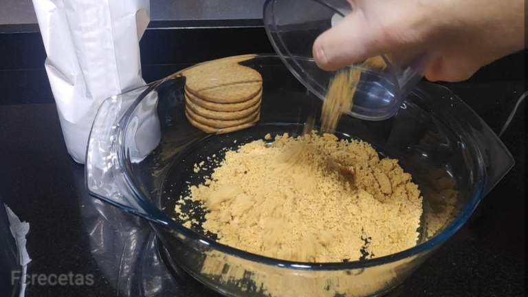 picant la galeta per preparació del pastís