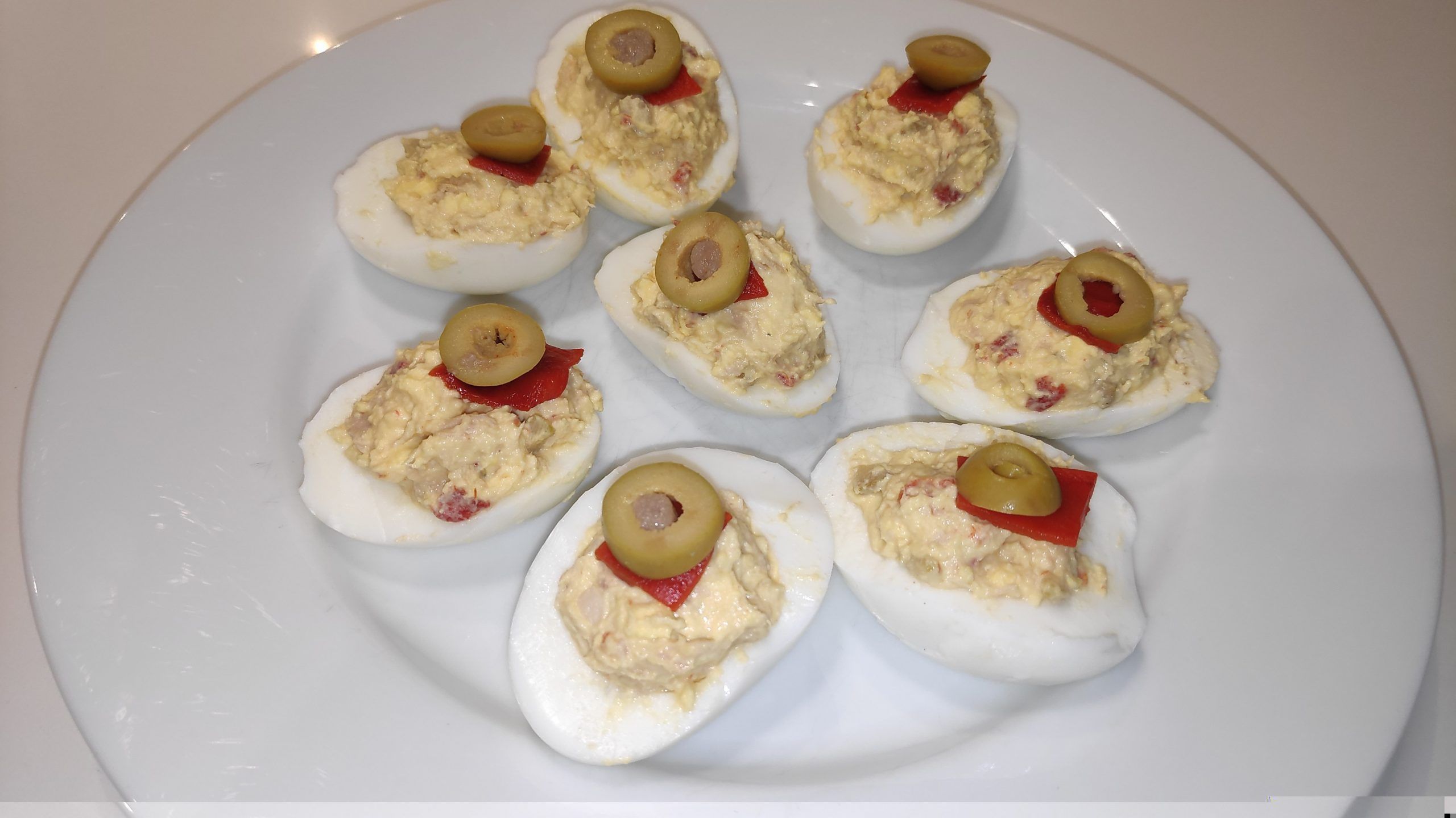 huevos rellenos de atún en un plato
