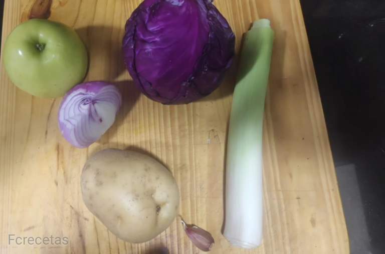 ingredientes para la crema de lombarda, patata, puerro, etc