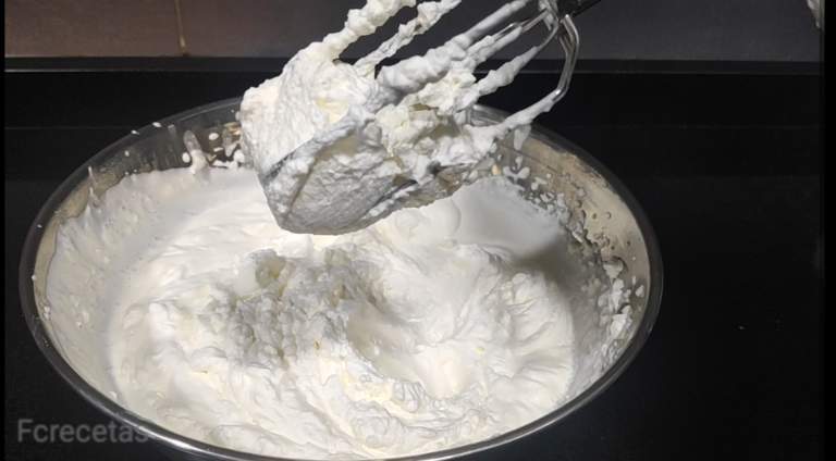 nata a punt de neu en un bol per la preparació de la mousse de torró per al pastís