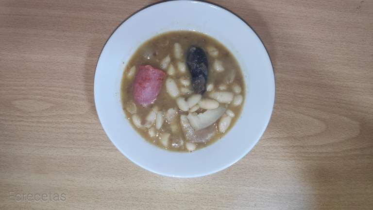 Un plato de fabada con chorizo y morcilla