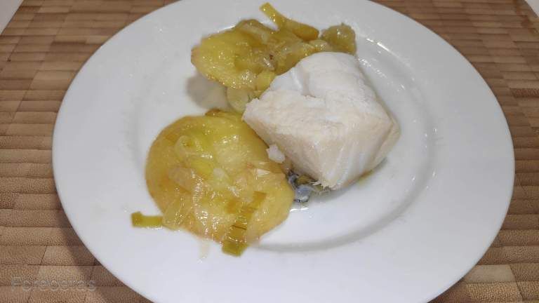 en un plat bacallà amb patates i porros
