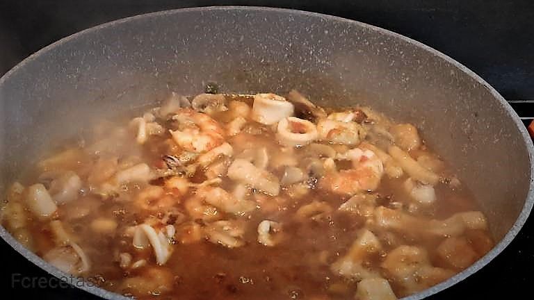 añadida la salsa de soja a la cazuela